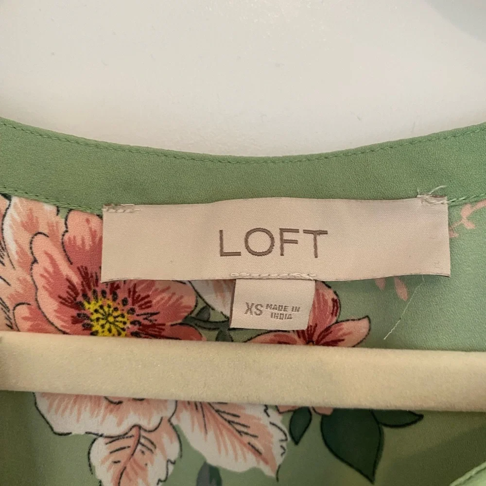 LOFT Sage Green Floral V-Neck Blouse XS - Picture 5 of 9
